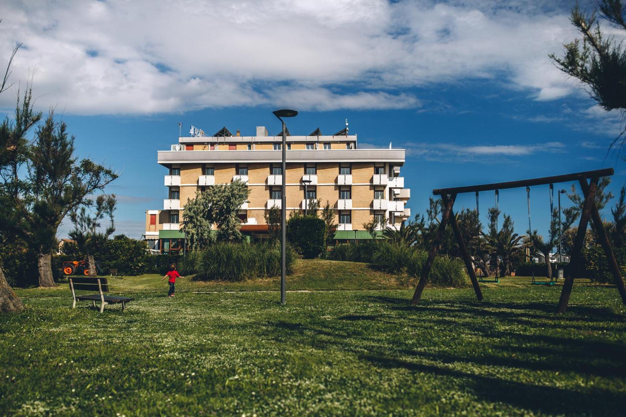 Una Hotels Imperial Beach Hotel Marotta Bagian luar foto