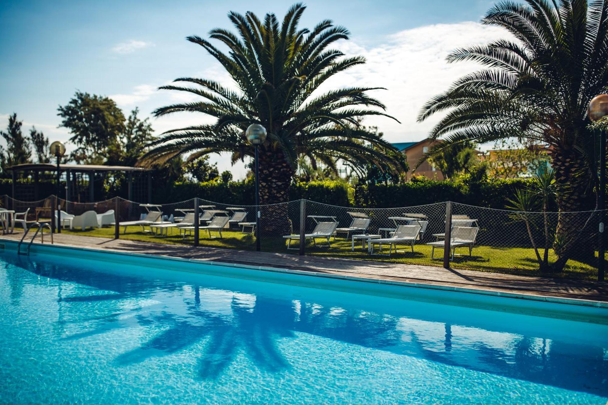 Una Hotels Imperial Beach Hotel Marotta Bagian luar foto