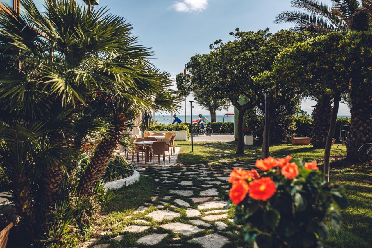 Una Hotels Imperial Beach Hotel Marotta Bagian luar foto